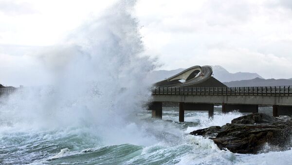 A picture taken on November 26, 2011 shows a giant wave over the Atlantic Road in Averøy, Norway as the storm Berit struck the Norwegian coast. - Sputnik Afrique