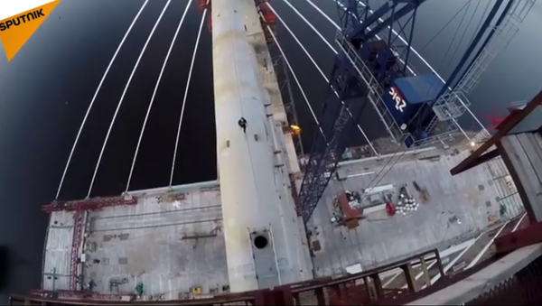 Des roofers russes escaladent un pont de 125 m de hauteur - Sputnik Afrique