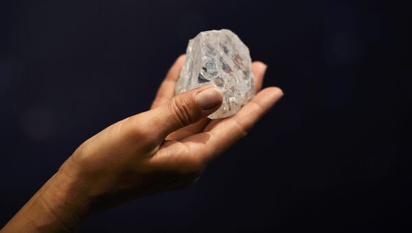 La présentation du diamant Lesedi La Rona de 1.109 carats , le plus gros diamant brut découvert dans plus de 100 ans à Londres - Sputnik Afrique