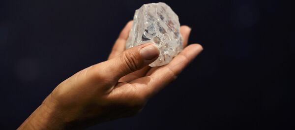 La présentation du diamant Lesedi La Rona de 1.109 carats , le plus gros diamant brut découvert dans plus de 100 ans à Londres - Sputnik Afrique