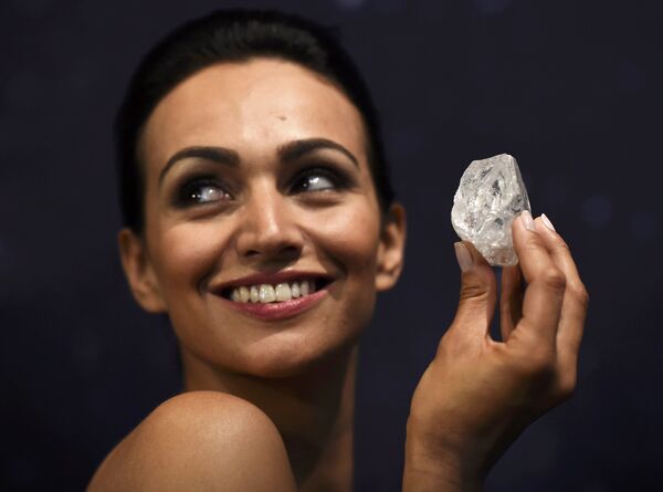 Charlene Bonnithon montre le diamant Lesedi La Rona de 1.109 carats , le plus gros diamant brut découvert dans plus de 100 ans lors de la présentation à la maison de vente aux enchères Sotheby's à Londres Charlene Bonnithon montre le diamant Lesedi La Rona de 1.109 carats , le plus gros diamant brut découvert dans plus de 100 ans lors de la présentation à la maison de vente aux enchères Sotheby's à Londres - Sputnik Afrique