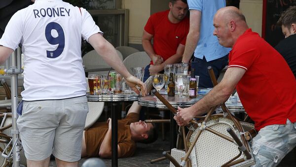 England and Wales fans react after some scuffles with Russian supporters outside a pub in Lille, France, June 14, 2016. - Sputnik Afrique