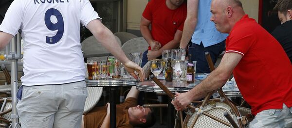 England and Wales fans react after some scuffles with Russian supporters outside a pub in Lille, France, June 14, 2016. - Sputnik Afrique