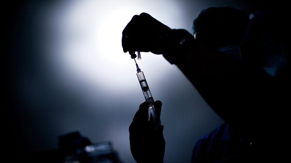 A doctor draws medicine into a syringe - Sputnik Afrique
