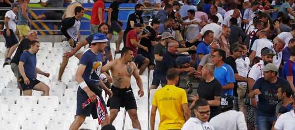 Des Ukrainiens interpellés à Lille au milieu de supporters russes - Sputnik Afrique