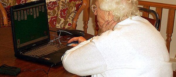 Une mamie avec son ordinateur portable - Sputnik Afrique