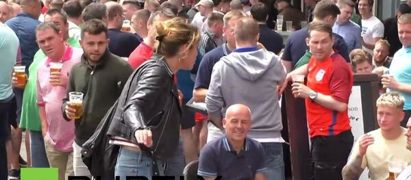 Euro 2016: une Française donne une leçon de bonnes manières aux fans britanniques - Sputnik Afrique