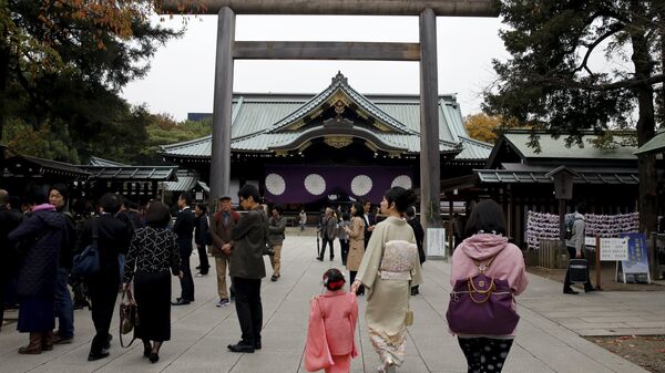 People walk near the main shrine after a blast at the precinct of the Yasukuni shrine in Tokyo, Japan, November 23, 2015 - Sputnik Afrique