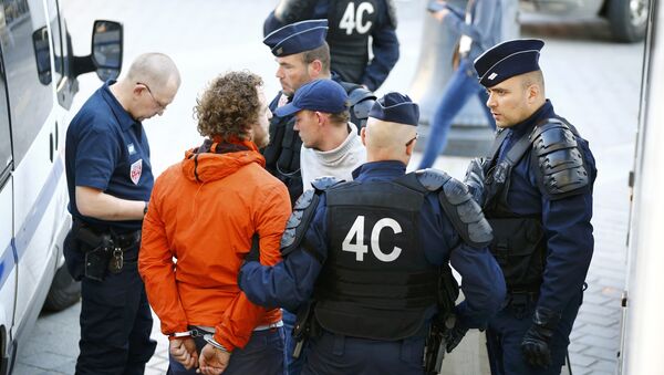 Russian supporters are detained by police in Lille, France, June 15, 2016 - Sputnik Afrique