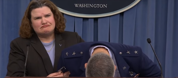 Le général de l'US Air Force s'évanouit pendant une conférence de presse Le général de l'US Air Force s'évanouit pendant une conférence de presse - Sputnik Afrique