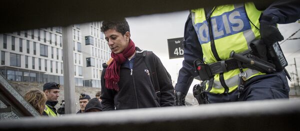 Migrants are checked by the police at Hyllie train station in Malmoe, Sweden - Sputnik Afrique