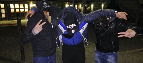 La police et les médecins de la Suède reconnaissent que ces enfants sont souvent des individus ayant largement la vingtaine. La police et les médecins de la Suède reconnaissent que ces enfants sont souvent des individus ayant largement la vingtaine. - Sputnik Afrique