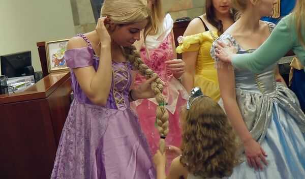 Une adoption émouvante en compagnie de princesses - Sputnik Afrique