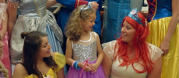 Une adoption émouvante en compagnie de princesses - Sputnik Afrique