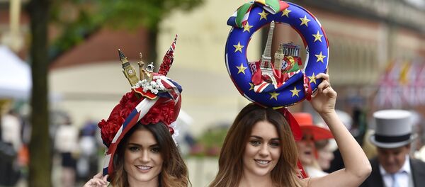 Racegoers in Britain and EU referendum themed dresses - Sputnik Afrique