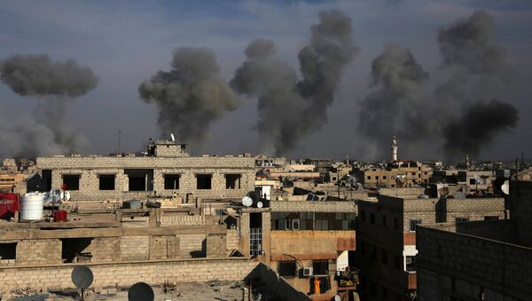 Les conséquences de frappe aérienne de l'armée de l'air syrienne dans la région de la Ghouta de l'Est, le 13 décembre 2015 - Sputnik Afrique