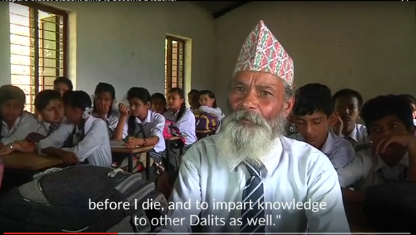 Un Népalais retourne à l'école à 68 ans - Sputnik Afrique