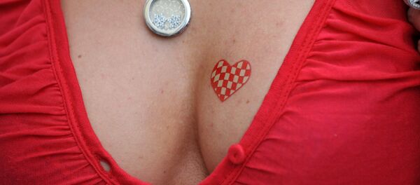 Décolleté féminin VS gouvernement croate Décolleté féminin VS gouvernement croate - Sputnik Afrique