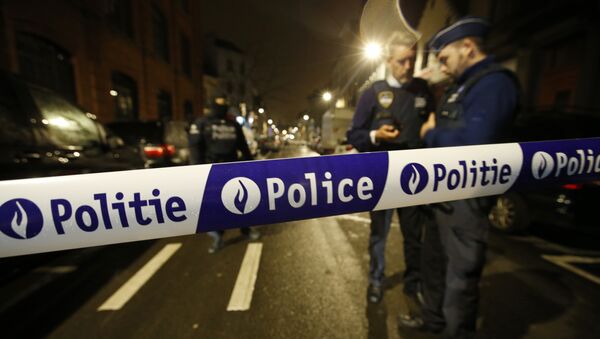 Police guard a check point during a police raid in the suburb of Schaerbeek in Brussels, Thursday, March, 24, 2016 - Sputnik Afrique