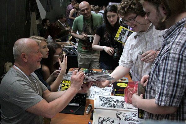 John Higgins avec ses fans - Sputnik Afrique