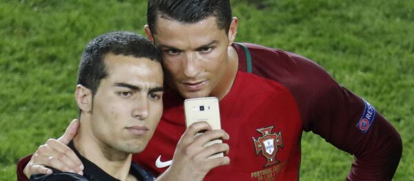 Cristiano Ronaldo et son fan - Sputnik Afrique