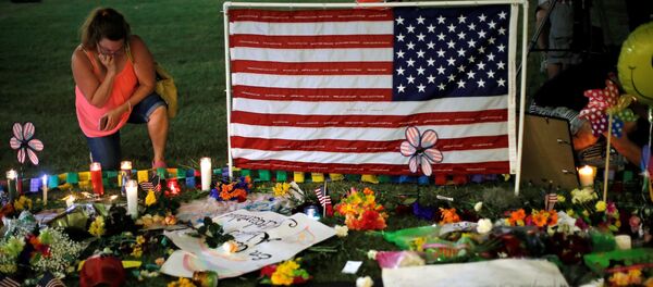 A woman visits a vigil for the victims in the shooting at the Pulse gay nightclub in Orlando, Florida, U.S. June 14, 2016. - Sputnik Afrique