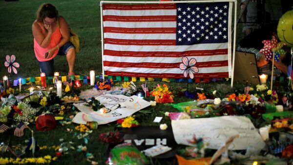 A woman visits a vigil for the victims in the shooting at the Pulse gay nightclub in Orlando, Florida, U.S. June 14, 2016. - Sputnik Afrique