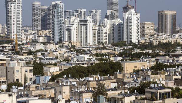 A general view taken shows buildings in the Israeli Mediterranean coastal city of Tel Aviv - Sputnik Afrique