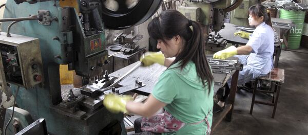 Les ouvriers font des pièces métalliques dans une usine de Changzhou Wujin Zhengda Vehicle Industry Co. Ltd à Changzhou, province du Jiangsu, en Chine, le 9 Juillet 2015 - Sputnik Afrique