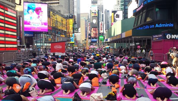 de fans de yoga à Times Square - Sputnik Afrique