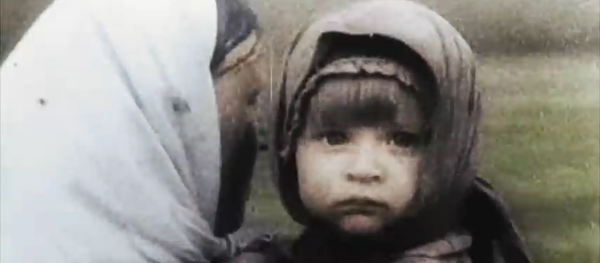 Papa, ne pars pas!, criait-elle, en larmes... - Sputnik Afrique