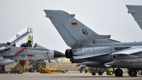 Un technicien travaille avec un avion allemand Tornado  à la base aérienne d'Incirlik, en Turquie - Sputnik Afrique