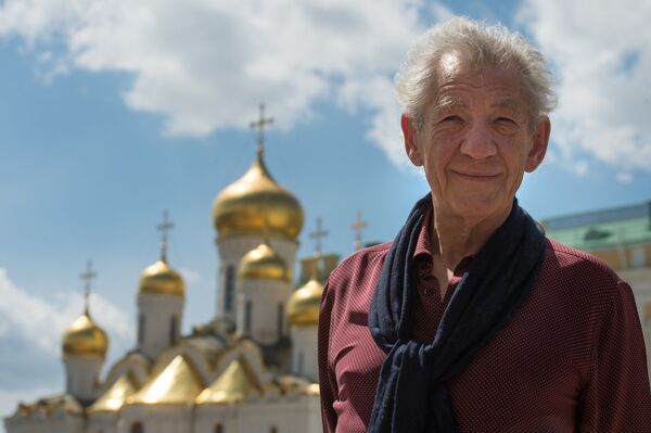 L'acteur britannique Ian McKellen sur la place de la cathédrale du Kremlin à Moscou - Sputnik Afrique