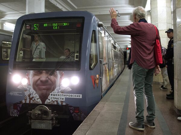 L'acteur britannique Ian McKellen dans le métro de Moscou - Sputnik Afrique