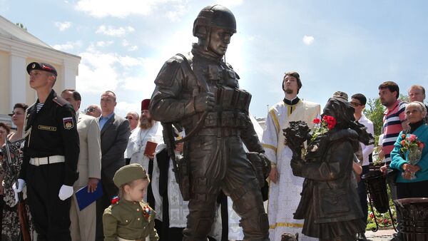 Le monument aux gens polis est dévoilé à l'extérieur du Conseil d'Etat de la République de Crimée - Sputnik Afrique