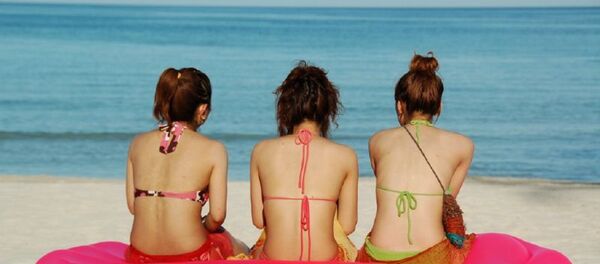 Des jeunes filles sur la plage - Sputnik Afrique