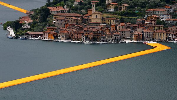 Der „Schwimmende Pier“ ist Teil einer Installation des bulgarisch-amerikanischen Künstlers Christo Vladimirov Yavachev am See Iseo in Italien. - Sputnik Afrique