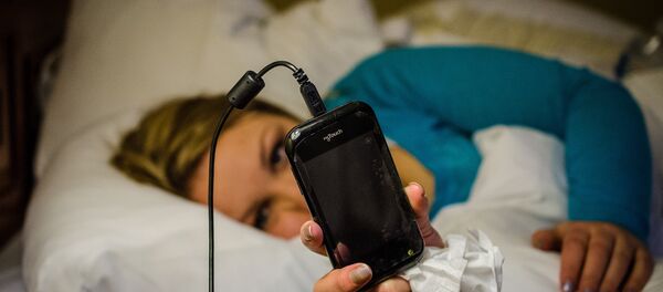 Une femme regardant son smartphone Une femme regardant son smartphone - Sputnik Afrique