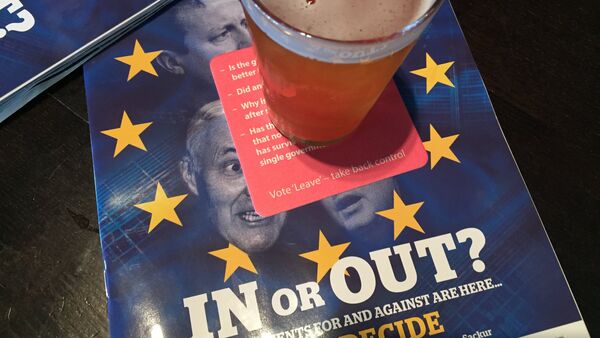 Brexit themed beermats and magazines in JD Wetherspoon's pub, Edinburgh, Scotland. - Sputnik Afrique