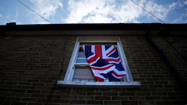 A British flag flutters in front of a window in London, Britain, June 2 - Sputnik Afrique
