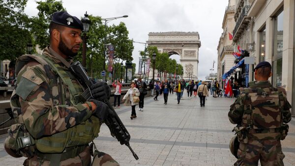 Patrouille de soldats français dans les rues de Paris. - Sputnik Afrique