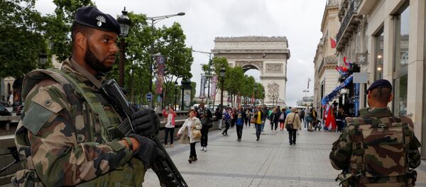 Patrouille de soldats français dans les rues de Paris. - Sputnik Afrique