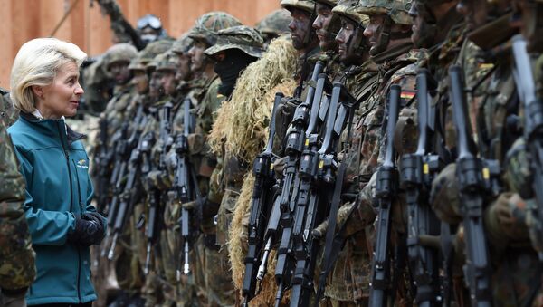 German Minister of Defense Ursula von der Leyen (C) posing with mountain infantry soldiers of the mountain infantry brigade 23 after she watched an exercise near the Bavarian village Bad Reichenhall, southern Germany, on March 23, 2016 - Sputnik Afrique