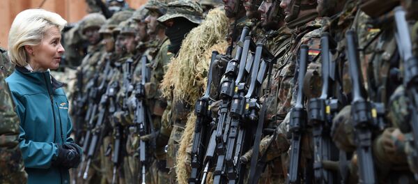German Minister of Defense Ursula von der Leyen (C) posing with mountain infantry soldiers of the mountain infantry brigade 23 after she watched an exercise near the Bavarian village Bad Reichenhall, southern Germany, on March 23, 2016 - Sputnik Afrique