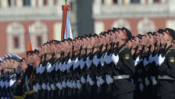Военнослужащие приветствуют министра обороны РФ Сергея Шойгу во время парада - Sputnik Afrique