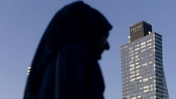A woman walks past the Trump Towers building in Istanbul on July 30, 2015. US billionaire Donald Trump handily leads all fellow Republicans in the 2016 presidential race, Hillary Clinton and other Democrats trump him in head-to-head matchups, a poll said July 30. - Sputnik Afrique