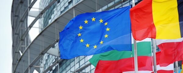 Le drapeau de l'UE devant le siège du parlement européen à Strasbourg - Sputnik Afrique