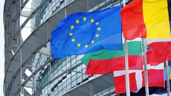 Le drapeau de l'UE devant le siège du parlement européen à Strasbourg - Sputnik Afrique