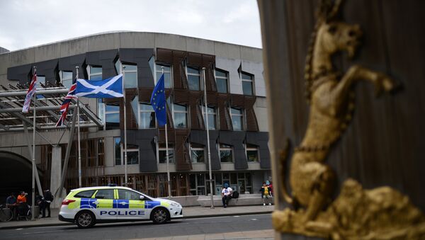 The Union flag, (2L), the Scottish Saltire flag (2R) and the European Union (EU) flag (R) fly outside the Scottish Parliament building in Edinburgh, Scotland on June 25, 2016, following the pro-Brexit result of the UK's EU referendum vote - Sputnik Afrique