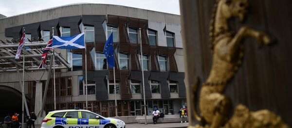 The Union flag, (2L), the Scottish Saltire flag (2R) and the European Union (EU) flag (R) fly outside the Scottish Parliament building in Edinburgh, Scotland on June 25, 2016, following the pro-Brexit result of the UK's EU referendum vote - Sputnik Afrique